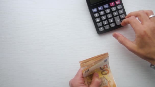 Mand Hænder Tælle Eurokontanter Pengesedler Lommeregner Hvidt Bord Derhjemme – Stock-video