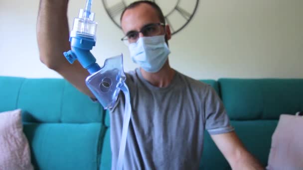 Uomo Con Maschera Viso Guardando Nebulizzatore Casa — Video Stock