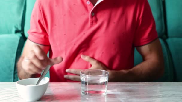 白种人肚子痛 在家里用一杯水准备美味的水果盐 — 图库视频影像