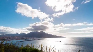 İspanya 'daki Ceuta limanından geçen bulutların zaman akışı açık havada.