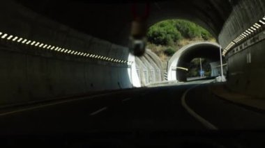 Araba tünelden geçiyor. Aracın içinden bak. Açık havada.
