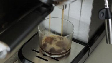 Ev yapımı kahve makinesi evde espresso kahvesi hazırlıyor.