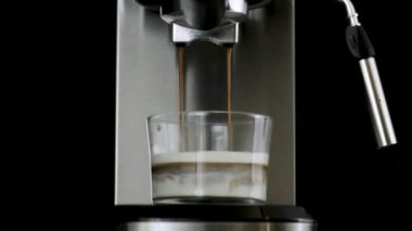 Espresso makinesi evde kahve hazırlıyor.