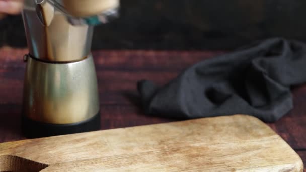 Mans Hand Legt Eine Tasse Kaffee Mit Milch Auf Einen — Stockvideo