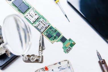 Cep telefonu tamiri. Akıllı telefon iç mekanı. Yakın plan.