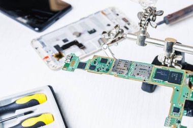 Cep telefonu tamiri. Akıllı telefon iç mekanı. Yakın plan.