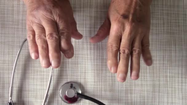 Mani Uomo Anziano Con Osteoartrite Muovendo Dita Nello Studio Medico — Video Stock