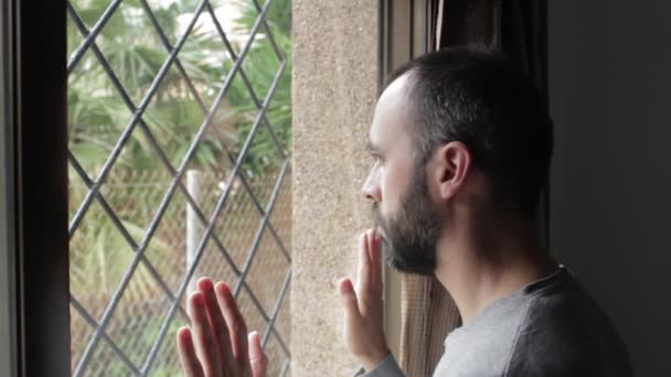 Homme Portant Masque Avant Ouvrir Fenêtre Regardant Dehors Pour Éviter — Video
