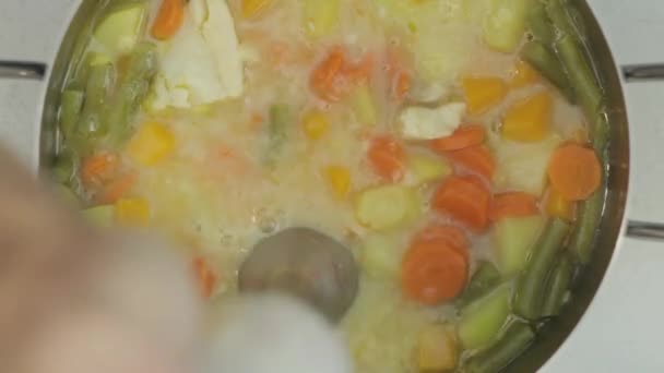 在家里把蔬菜磨成糊状 — 图库视频影像