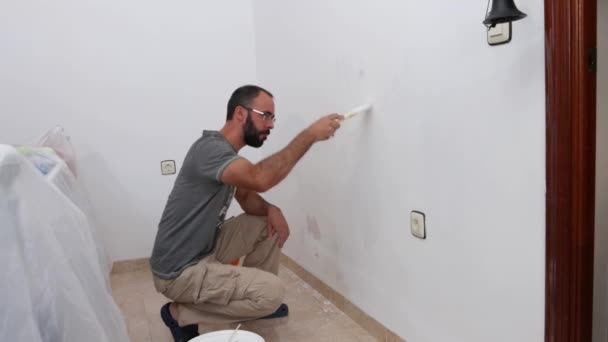 Homem Pintando Paredes Casa Branco — Vídeo de Stock