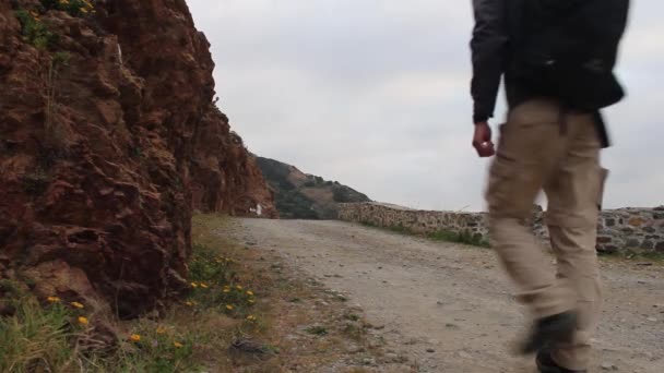 Mann Wandert Einem Bewölkten Tag Auf Einer Straße Von Ceuta — Stockvideo