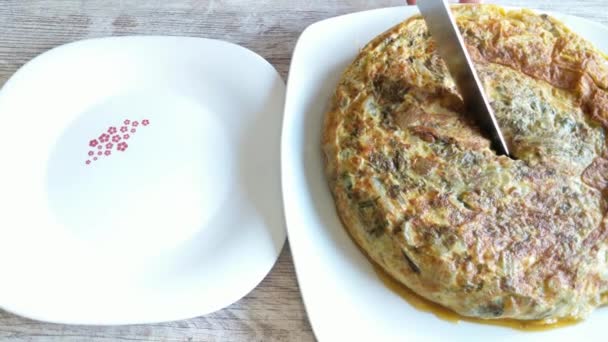 Schneiden Und Servieren Eines Saftigen Spinat Omeletts Hause — Stockvideo