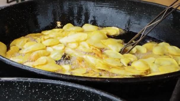 Frying Sliced Potatoes Oil Stirring Outdoors — Stockvideo