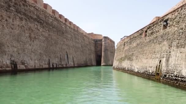Vista Barco Turístico Das Muralhas Reais Ceuta Seu Fosso Navegável — Vídeo de Stock