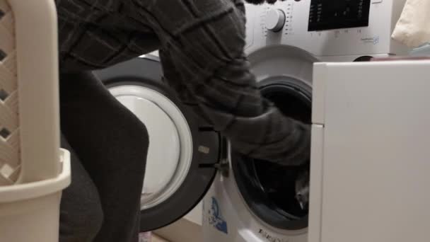 잠옷을 세탁기에 더러운 — 비디오