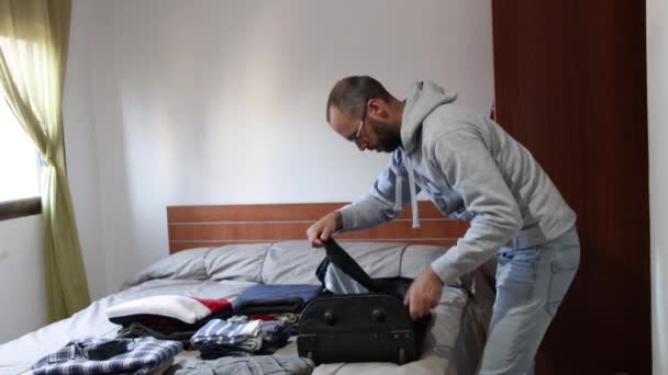Bőrönd Előkészítése Otthoni Utazáshoz Távozás — Stock videók