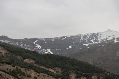 Sierra Nevada, Granada 'da kayak pistleri ve karlı dağ manzarası