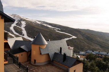 Sierra Nevada, Granada 'da kayak pistleri ve karlı dağ manzarası