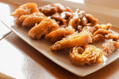 Fas Chebakias 'ı beyaz bir tabakta, bitkilerle dolu bir avluda, evde