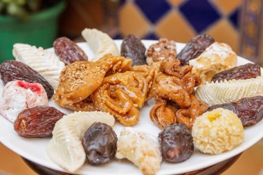 Chebakias, Fas makarnası ve hurma çeşitleri, beyaz bir tabakta, evde.