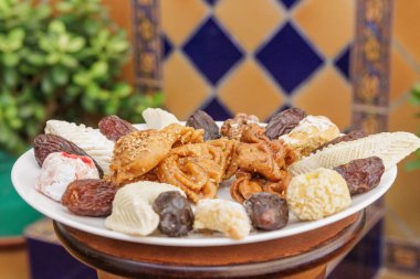 Chebakias, Fas makarnası ve hurma çeşitleri, beyaz bir tabakta, evde.