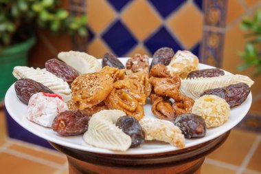 Chebakias, Fas makarnası ve hurma çeşitleri, beyaz bir tabakta, evde.