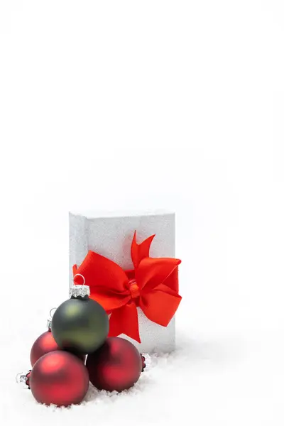 Beyaz arka plan ve kar üzerine Noel süslemesi
