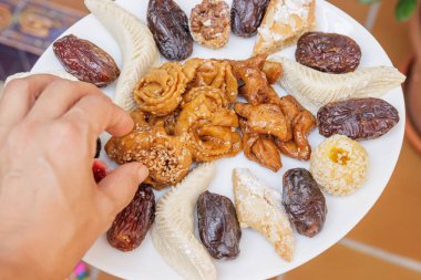 Chebakias, Fas makarnası ve hurma çeşitleri, beyaz bir tabakta, evde.