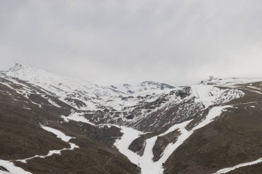 Sierra Nevada, Granada 'da kayak pistleri ve karlı dağ manzarası