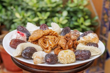 Chebakias, Fas makarnası ve hurma çeşitleri, beyaz bir tabakta, evde.