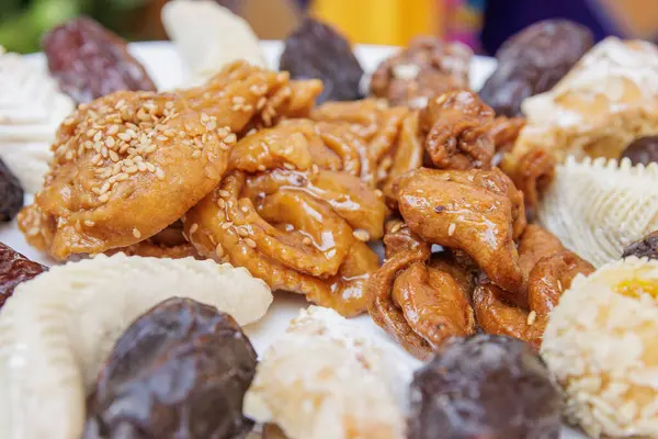 Chebakias, Fas makarnası ve hurma çeşitleri, beyaz bir tabakta, evde.