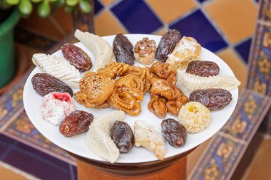 Chebakias, Fas makarnası ve hurma çeşitleri, beyaz bir tabakta, evde.