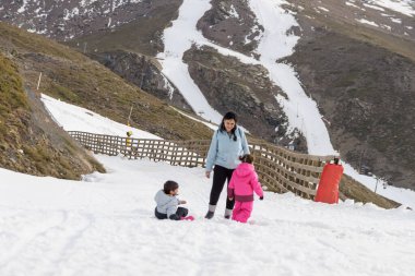 Aile karda kızakla oynuyor, Granada.
