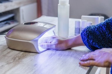 Kalıcı boya ve kurutma makinesiyle oje sürüyorum. Evde..