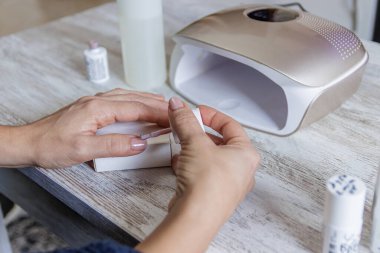 Kalıcı boya ve kurutma makinesiyle oje sürüyorum. Evde..