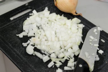 Soslu balık ve karides. Adım adım hazırlık. Doğranmış soğan..