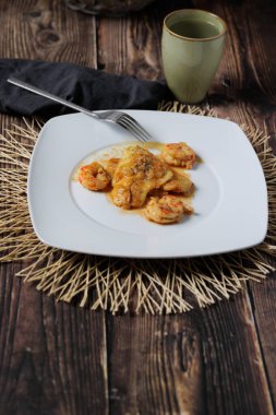 Soslu balık ve karides. Adım adım hazırlık. Son yemek..