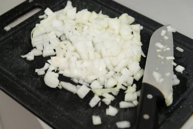 Soslu balık ve karides. Adım adım hazırlık. Doğranmış soğan..