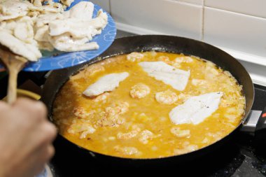 Soslu balık ve karides. Adım adım hazırlık. Malzemeler ekleniyor.