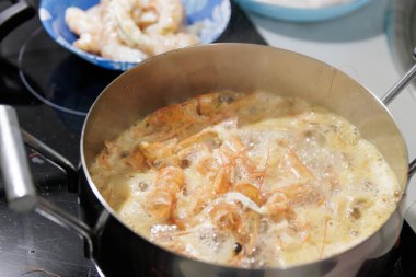 Soslu balık ve karides. Adım adım hazırlık. Karides kabuklu Fumet.