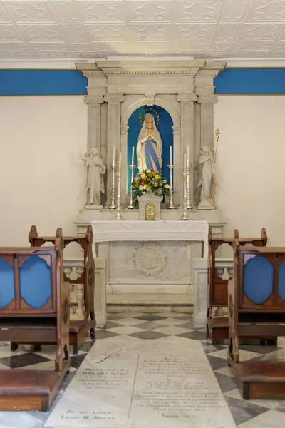 Eine Kirche Mit Einer Marienstatue Und Einem Blau Weißen Teppich — Stockfoto