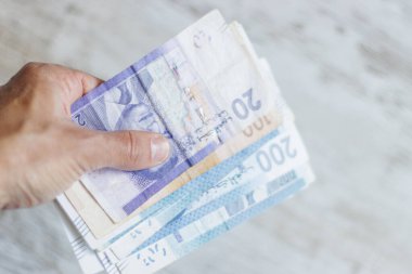 El ele tutuşan Fas banknotları, Dirham resmi Fas para birimi..