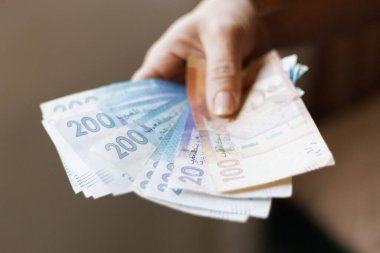 El ele tutuşan Fas banknotları, Dirham resmi Fas para birimi.