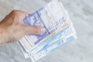 El ele tutuşan Fas banknotları, Dirham resmi Fas para birimi.