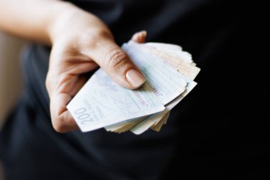 El ele tutuşan Fas banknotları, Dirham resmi Fas para birimi.