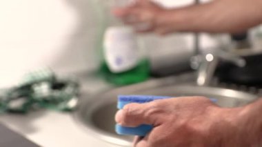 Bulaşık sabununu temizleme pedine koyuyorum..