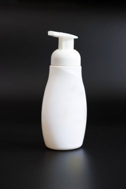 Beyaz bir sabun şişesi.