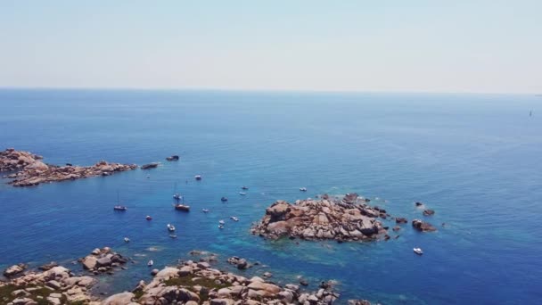Дивовижний Вигляд Сардинського Узбережжя Дивовижні Кольори Моря Контрастують Кольорами Скель — стокове відео