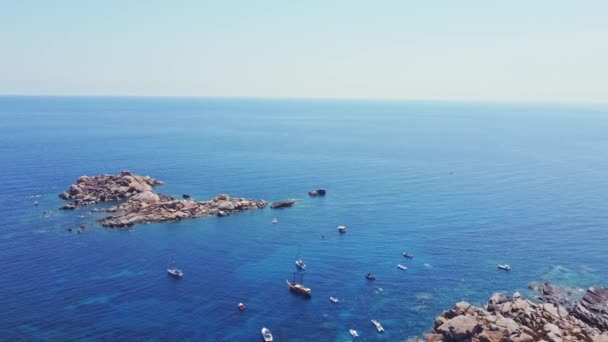 Удивительный Вид Воздуха Побережье Сардинии Прекрасные Цвета Моря Контрастируют Цветами — стоковое видео