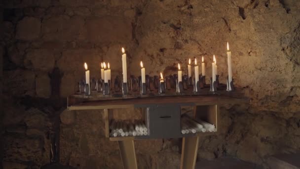 Zicht Votieve Kaarsen Een Oude Kerk — Stockvideo